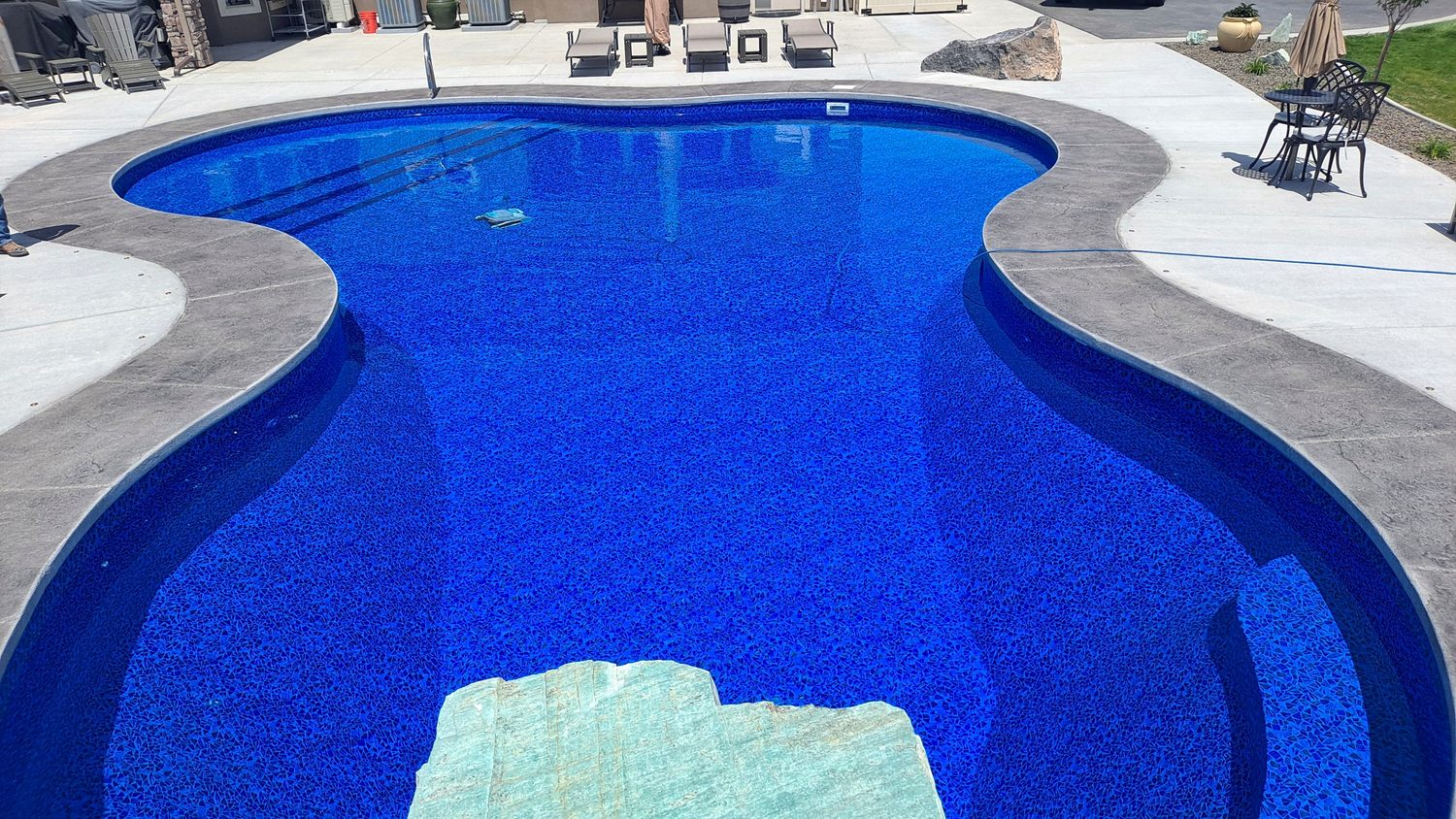 Curved custom pool with entry steps